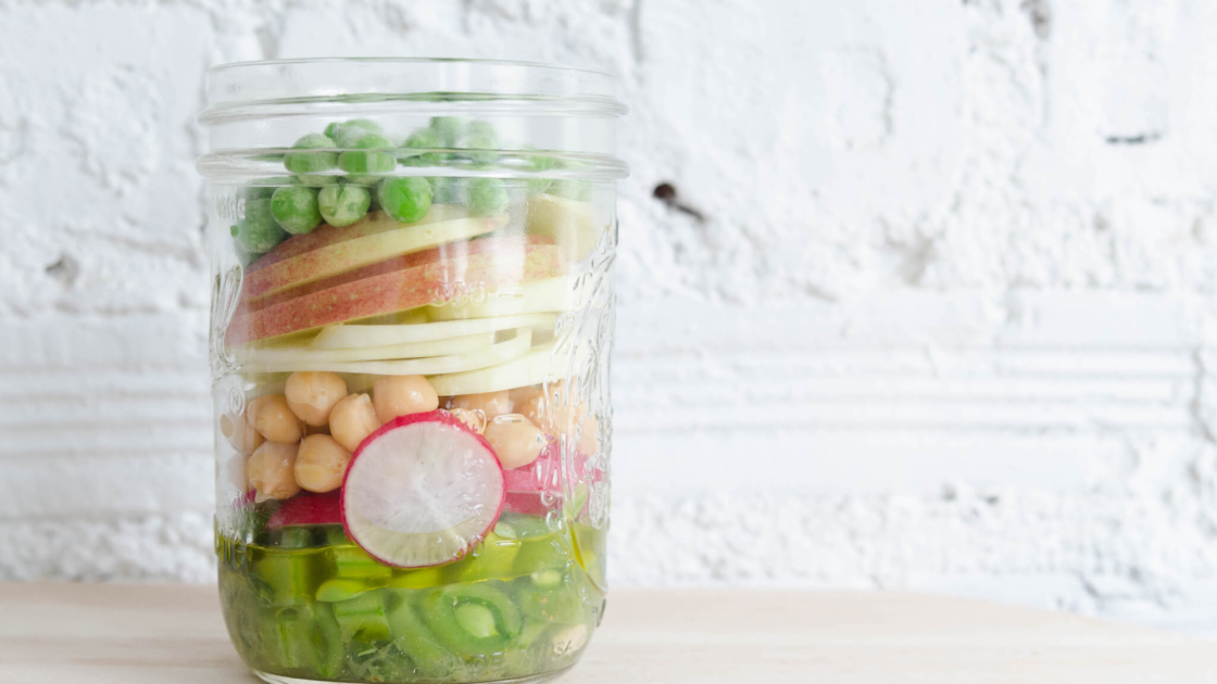 How to Make a Mason Jar Salad for a Busy Workweek