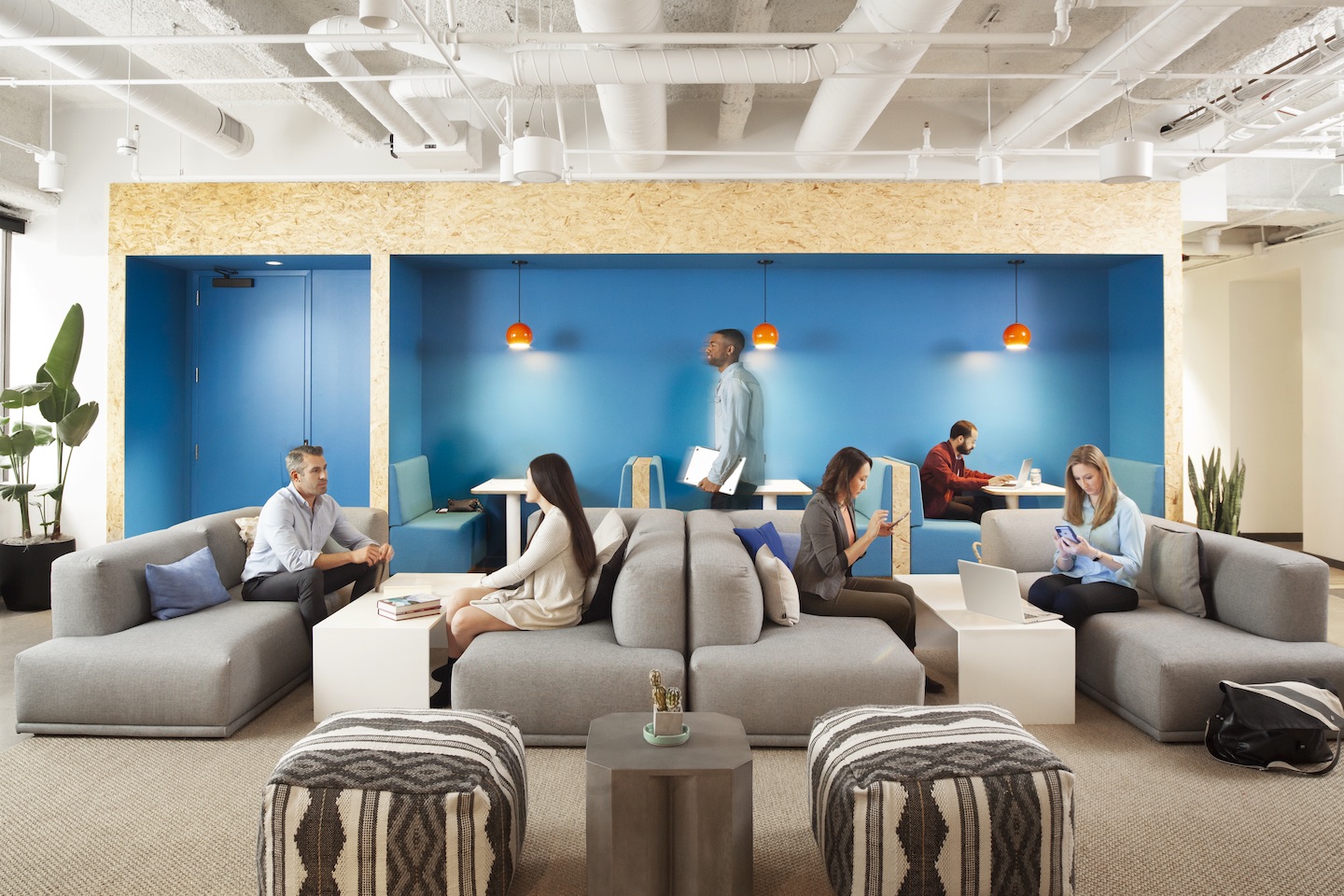 De lounge van TripActions op een WeWork-locatie San Francisco. Fotografie: Helynn Ospina